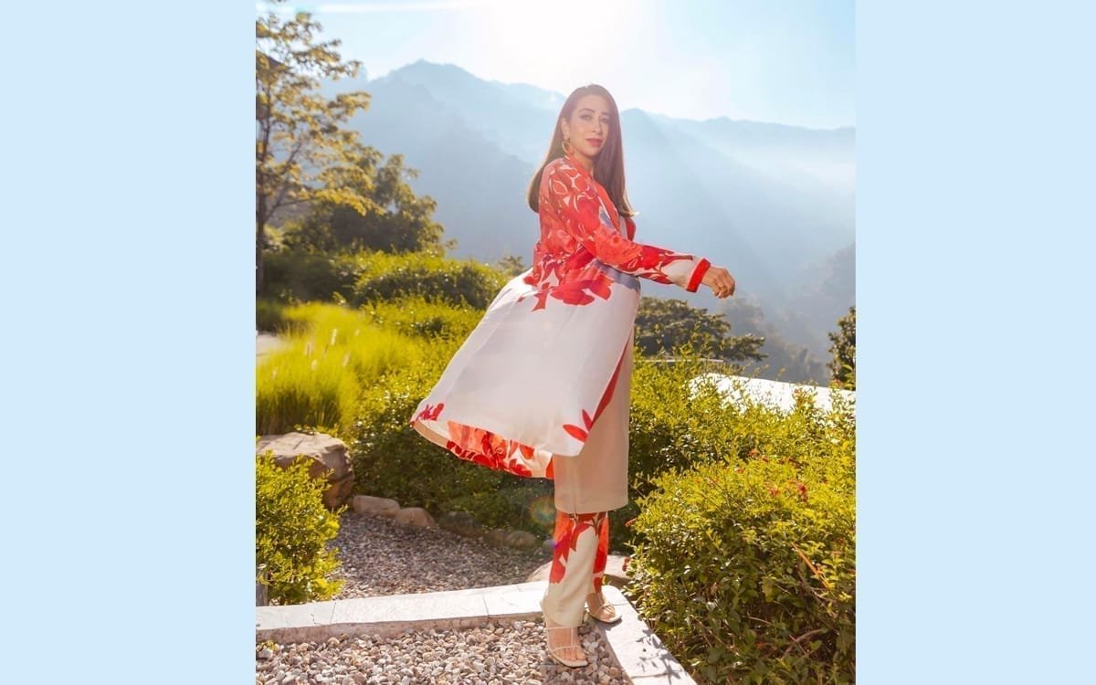 Karisma Kapoor has Set the stage for Christmas Month with her Red Contemporary Kurta