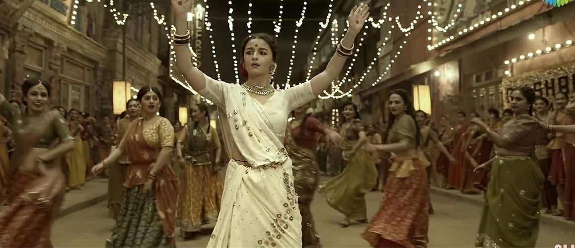 Navratri Special: Top Hindi Songs Which Will Make You Groove in Garba and Dandiya Nights